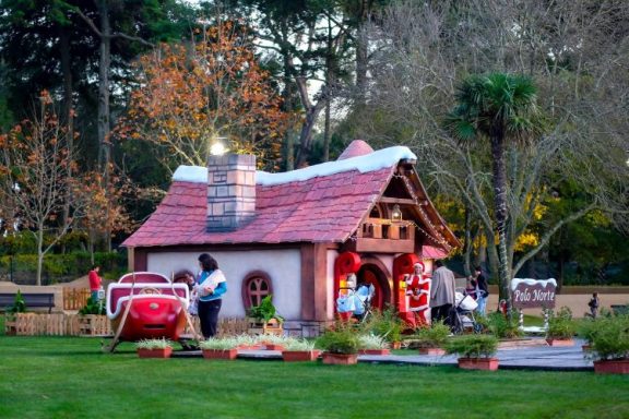 Casa Santa Claus Papa Noel Gigante Fibra de Vidrio en alquiler 
